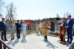 В деревне Петропавловка открыли памятник