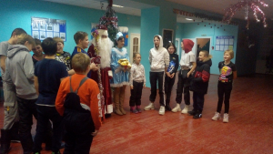 Дети поют  новогоднюю песню для Деда Мороза