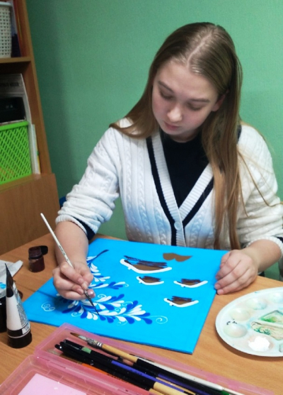 Ученица ДШИ отделения изобразительного искусства Придчина Диана готовится к участию в областном фестивале  в номинации Декоративно-прикладное искусство.