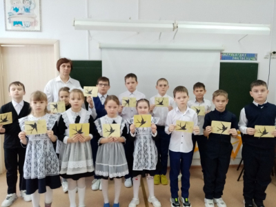 Учащиеся Скородумской НОШ совместно с сотрудниками СДК изготовили открытки «Блокадная ласточка»