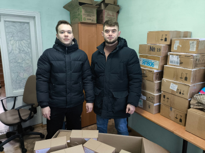 Сотрудники Абатского районного Дома культуры передали в штаб #МЫВМЕСТЕ именные подарочные боксы, которые были заботливо собраны участниками торжественного мероприятия, посвящённого закрытию Года семьи и открытию Года Защитника Отечества.