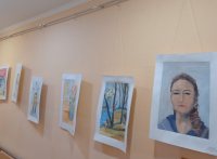 Выставка работ учащихся отделения ИЗО «Букет для мамы»