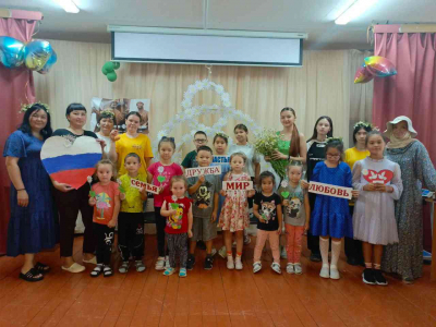 Праздник ко Дню семьи, любви и верности.