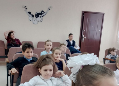 «Март на праздники богат»