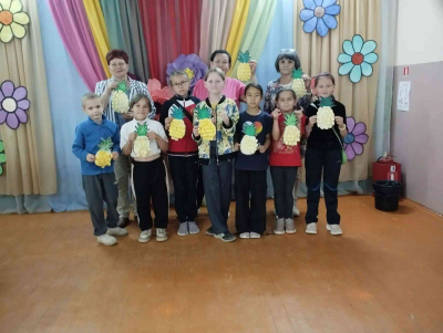 «Экзотика из бумаги: дети создали свои ананасы»