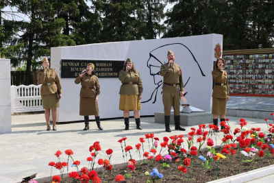 "В честь героев: велопробег омутинцев завершился у памятника воинам-землякам"