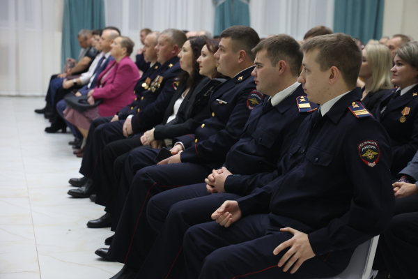 8 ноября в Абатском районном Доме культуры прошло торжественное мероприятие, посвящённое профессиональному празднику сотрудников органов внутренних дел Российской Федерации.