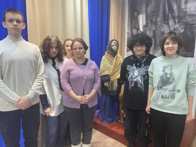 В преддверии Дня полного освобождения Ленинграда от блокады и в ознаменование 80-летия Победы в Великой Отечественной войне студенты первого курса посетили выставку «Непокоренный Ленинград»