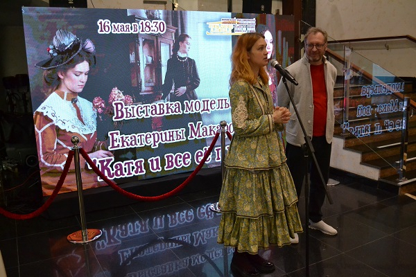 В Тобольском драмтеатре открылась выставка тюменского дизайнера Екатерины Макаровой